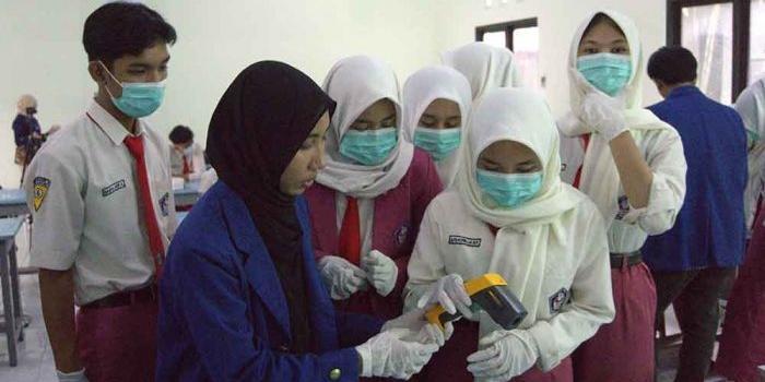 tim-abmas-its-latih-siswa-sma-negeri-2-ponorogo-olah-minyak-jelantah-jadi-biodiesel