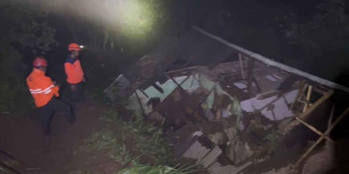 Petugas dari BPBD Kabupaten Pasuruan saat meninjau lokasi longsor.