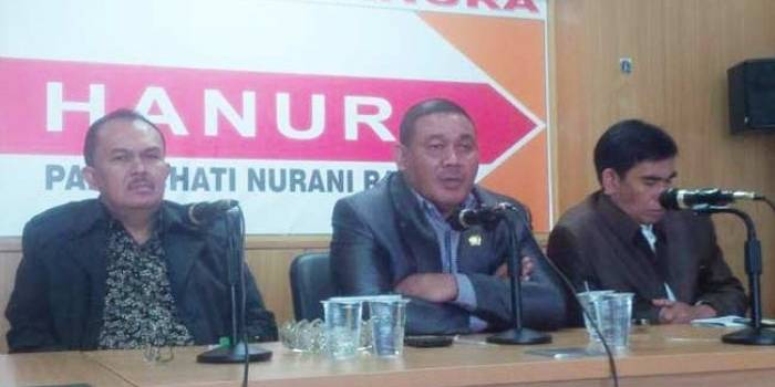 Ketua DPD Hanura DKI Jakarta, Ongen saat menggelar Konferensi Pers di Senayan. foto: rakisa/ BANGSAONLINE
