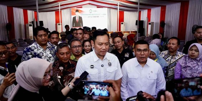menko-ahy-dan-wamen-atrbpn-distribusikan-sertifikat-ptsl-di-pacitan