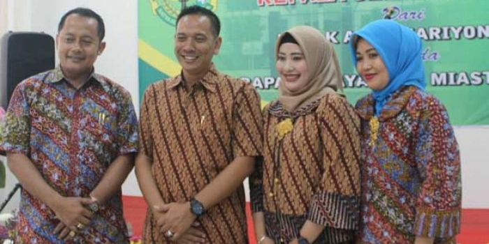 Kajari Kabupaten Pasuran foto bareng Kasi Intel.