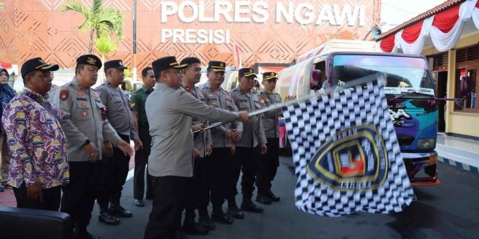 Kapolres Ngawi saat memberangkatkan truk tangki air bersih 