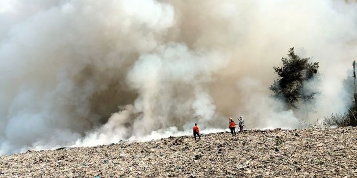 Kepulan asap dari tumpukan sampah di TPA Tlekung yang terbakar.