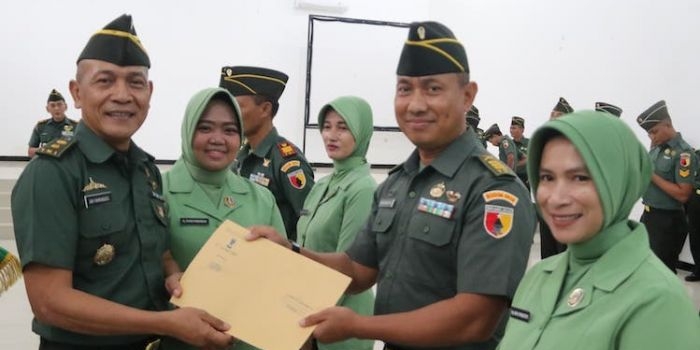 Kasdim 0827/Sumenep Mayor Cba Ari Pamungkas (kiri) saat menyerahkan berita acara serah terima jabatan