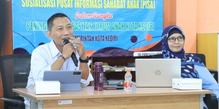 Kepala Kearsipan dan Perpustakaan, Kota Kediri, Eko Lukmono Hadi dan Kabid DP3AP2KB Siti Nurlaila, saat Sosialisasikan Pusat Informasi Sahabat Anak (PISA) (dok. Ist)