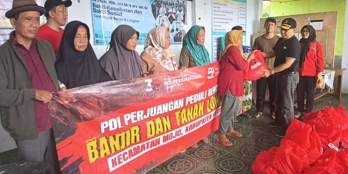 peduli-korban-tanah-longsor-dan-banjir-di-mojo-pdip-kabupaten-kediri-salurkan-bantuan-sembako