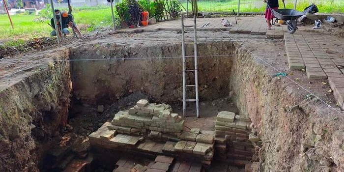 Proses ekskavasi Candi Gedog oleh BPCB Trowulan dibantu warga setempat.