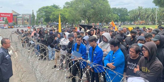 PJ Sekdakab Jember, Arief Tjahjono, saat menerima massa aksi yang tergabung dalam Pergerakan Mahasiswa Islam Indonesia atau PMII.