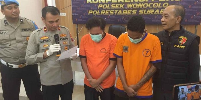 Petugas saat mengamankan 2 maling sepeda balap di Surabaya.