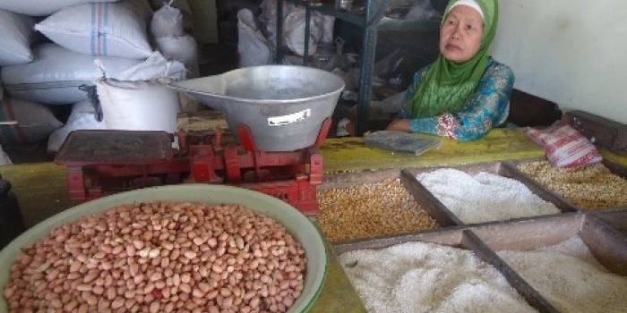 NAIK: Berbagai jenis beras di pasar tradisional Bojonegoro terus mengalami kenaikan. Salah satu pedang bahan pokok makanan sedang menunjukan beras yang dijual. Foto: Eky Nurhadi/BangsaOnline.com