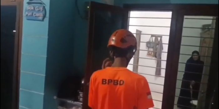 damkar-kota-pasuruan-evakuasi-emak-emak-yang-terkunci-di-dalam-rumah-malam-minggu-sendirian