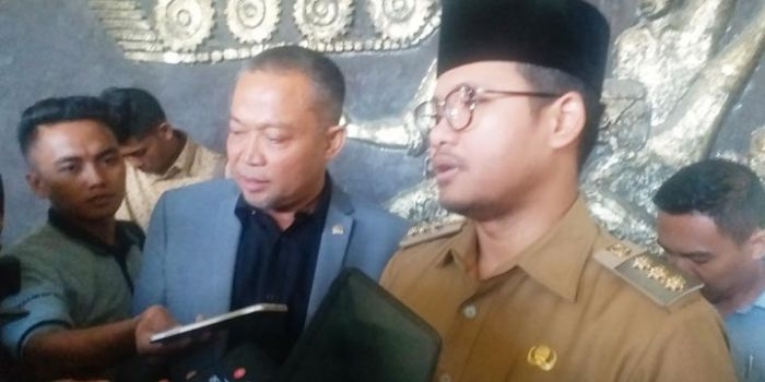 Bupati Bangkalan R. Abdul Latif Amin memberikan keterangan usai kunjungan Anggota Komisi V DPR RI Syafiuddin. foto: FAUZI/ BANGSAONLINE