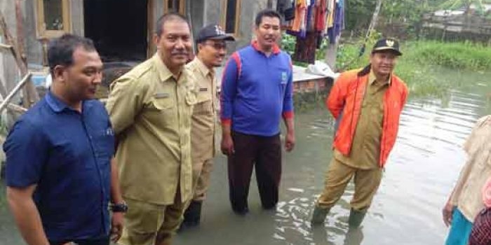 Bupati HM Irsyad Yusuf saat meninjau korban banjir di Desa Kedung Ringin Kecamatan Beji.