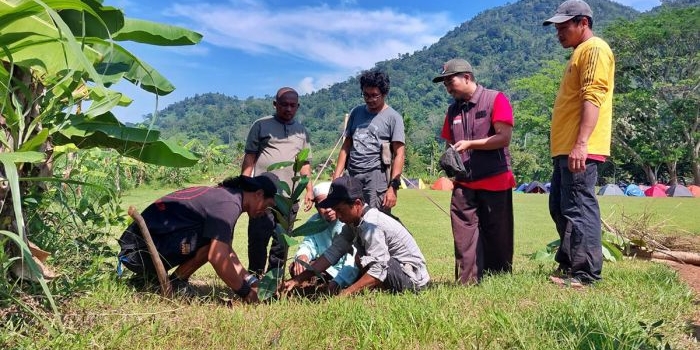 Tim PFN saat menanam ficus di Lapangan Sanenrejo, Kecamatan Tempurejo, Jember. Foto: Ist