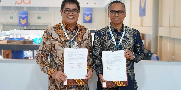 Direktur Utama Petrokimia Gresik, Daconi Khotob (kiri), ketika menunjukkan PJBG yang telah ditangani dengan perusahaan penyedia. Foto: Ist