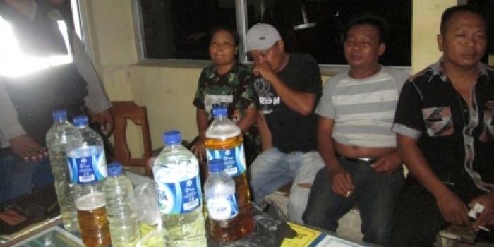 SITA MIRAS ARJO-Para penjual minuman keras (miras) arak jowo (arjo) yang diamankan usai razia sejumlah tempat karaoke di Kabupaten Ponorogo, Jum