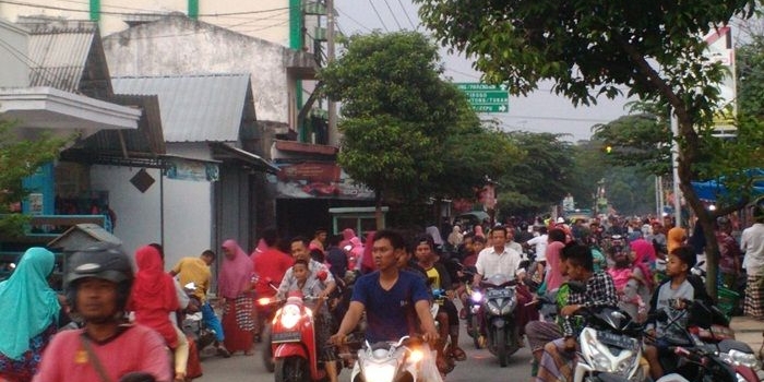 Pasar Kaget Ramadan. Meski membuat macet, keberadaannya tidak mengganggu warga karena selepas pukul 18.00 WIB pasar tersebut bubar dengan sendirinya. 