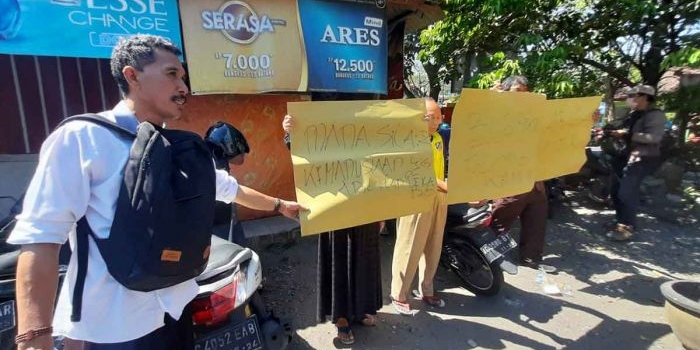 Ketua RT 18 RW 06, Putut Suharto, dan sejumlah warga yang menolak mengosongkan rumah sampai ada ganti rugi dari RSUD Daha Husada. Foto: Ist