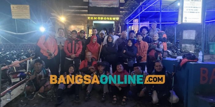 pererat-keakraban-diskominfo-magetan-ajak-puluhan-awak-media-mendaki-ke-gunung-lawu