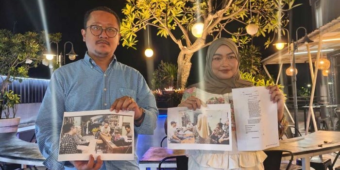 Tim kuasa hukum Dewi Sulis Herawati, pelapor kasus dugaan penipuan kasur PT Dinasty Indomegah saat menunjukkan bukti-bukti.