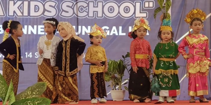 Peresmian TK Discha Kids School diwarnai karnaval baju adat oleh para murid.