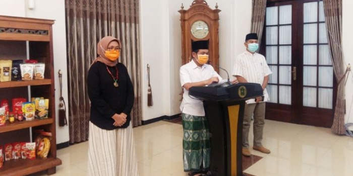 Bupati beserta Wakil Bupati Lumajang saat menyampaikan lonjakan pasien positif Covid-19, Minggu (26/4).