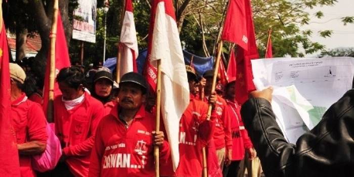 ?Massa saat menggelar aksi di depan kantor BPN Kabupaten Kediri, Senin (16/6). foto:arif kurniawan/BANGSAONLINE