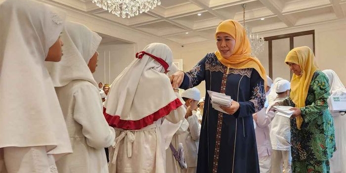 Ketua Umum PP Muslimat NU, Khofifah Indar Parawansa, saat menggelar santunan anak yatim di hari pertama puasa Ramadan 1445 H.