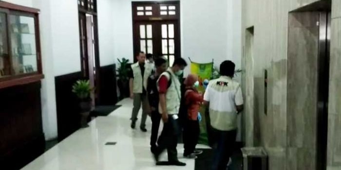 Tim penyidik KPK hilir mudik lantai 2 dan 3, ruangan Sekwan, Ketua DPRD serta ruangan Komisi C DPRD Kota Malang. foto: IWAN IRAWAN/ BANGSAONLINE