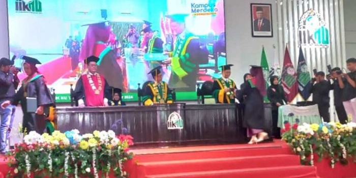 Momen wisuda mahasiswa IIKNU Tuban.