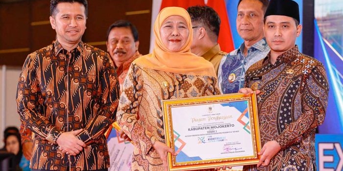 Bupati Mojokerto ketika menerima penghargaan untuk program Rutilahu dari Gubernur Khofifah.