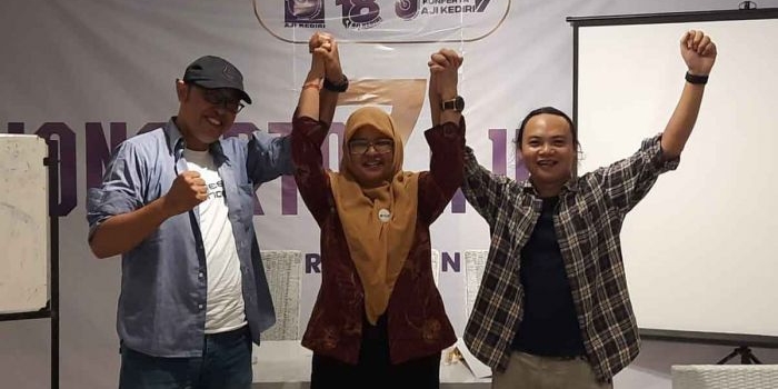 Agung Kridaning Jatmiko (kiri) dan Kholisul Fatikhin (kanan) bersama Ketua Umum AJI Indonesia, Nani Afrida. Foto: Ist