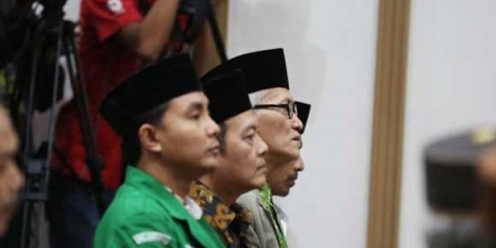Wakil Rais Aam PBNU, KH Miftahul Ahkyar (tengah) saat dihadirkan sebagai saksi ahli oleh JPU dalam lanjutan sidang kasus penistaan agama dengan terdakwa Gubernur DKI Jakarta, Basuki Tjahaja Purnama. foto: Merdeka.com