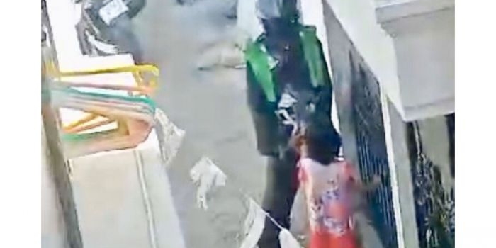 Tangkapan layar video amatir warga saat driver ojol memaksa seorang anak memegang kemaluannya.