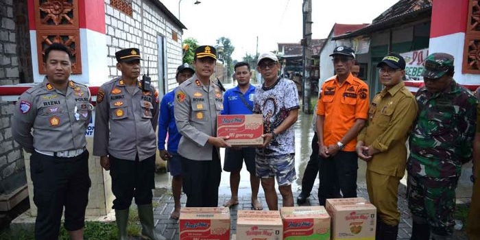 kapolres-gresik-salurkan-bantuan-korban-banjir-luapan-kali-lamong