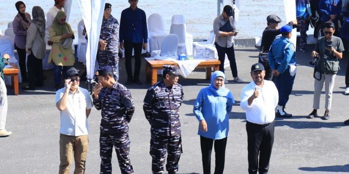 Bupati Gresik Fandi Akhmad Yani (kanan) mendampingi Gubernur Jatim Khofifah Indar Parawansa melepas keberangkatan KRI Surabaya 591 dari Dermaga Semampir Baru Koarmada II Surabaya. Foto: Ist.