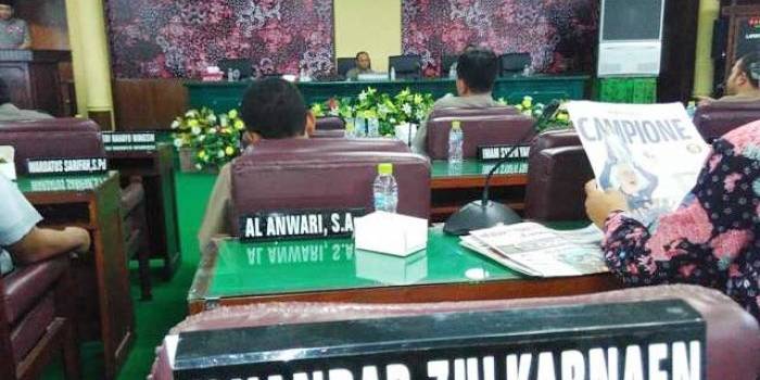 Kursi Ketua Komisi III kosong ditinggalkan Iskandar Zulkarnaen, sebelum diambil alih anggota dewan dari partai oposisi.