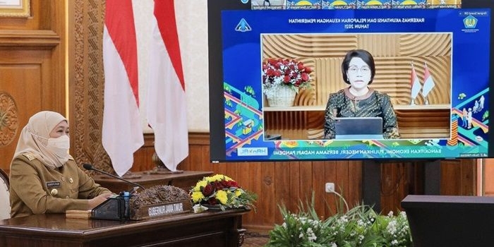 Menteri Keuangan RI Sri Mulyani Indrawati memberikan penghargaan kepada Gubernur Jatim Khofifah Indar Parawansa dalam kegiatan Rakernas Akuntansi dan Pelaporan Keuangan Pemerintah tahun 2021 secara virtual, Selasa (14/9/2021).