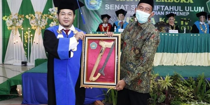 Bupati Sumenep Achmad Fauzi saat memberikan sambutan pada Wisuda IV STAIM Tarate Desa Pandian, Kabupaten Sumenep, di Gedung Islamic Center Bindara Saod Kecamatan Batuan, Minggu (28/03/21).