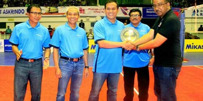 Direktur Proliga Hanny S Sukatti saat menyerahkan penghargaan kepada Direktur SDM dan Umum PT Petrokimia Gresik (PG) Rahmad Pribadi. foto: SYUHUD/ BANGSAONLINE