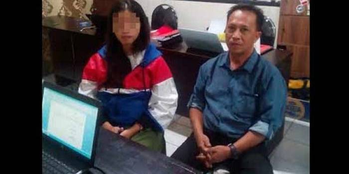 Bunga bersama Ketua LSM GI saat melapor. foto: tuhu/BANGSAONLINE