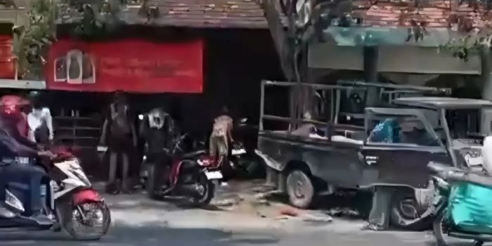 Mobil bak L300 usai menabrak dua motor di Jl Raya Lamongan-Mojokerto