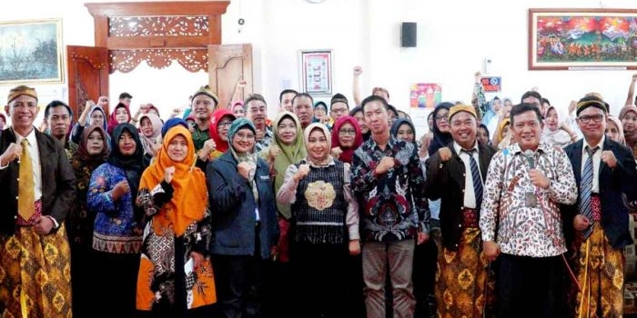 Wali Kota Mojokerto, Ika Puspitasari, saat foto bersama dalam pameran panen hasil belajar pendidikan guru penggerak angkatan 8.