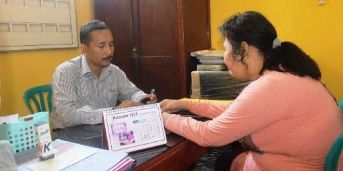 Vika Rahmawati saat diinterogasi petugas. (Suwandi/BangsaOnline.com)