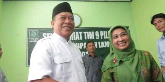 Fadeli dan Kartika Hidayati saat mendaftar ke DPC PKB Lamongan beberapa waktu lalu. (foto: haris/BANGSAONLINE)