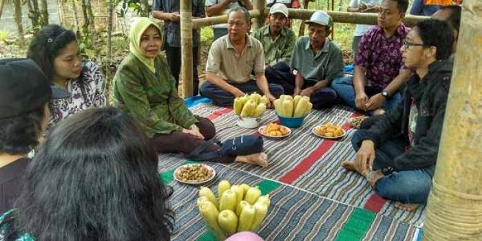 BLUSUKAN: Hj. Haryanti (kerudung hijau) saat ngobrol bersama warga sambil menikmati alam terbuka dan jajanan ndeso khas Desa Medowo Kecamatan Kandangan, Kabupaten Kediri. foto: arif kurniawan/BANGSAONLINE