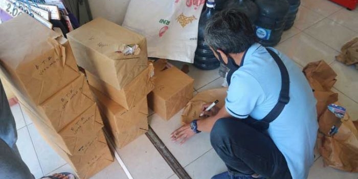 Petugas KPPBC Tipe Madya Malang mendapati rokok tanpa cukai saat razia di salah satu toko di Kecamatan Tirtoyudo.