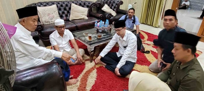 Mayjen TNI (Purn) Tony Setia Boedi Hoesodo (duduk di bawah berkacata dan berkopyah putih) dan Prof Dr KH Asep Saifuddin Challim, MA serta  tim Mubarok  usai acara  konsolidasi pemenangan Mubarok di Kampus KH Abdul Chalim (UAC) Pacet Mojokerto, Kamis (19/9/2024) malam. Foto: MMA/bangsaonline