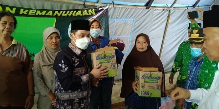 Prof. Dr. KH. Asep Saifuddin Chalim dan putranya, Muhammad Al-Barra (Gus Barra) saat membagikan bantuan berupa beras, mie, sarung, dan uang kepada para korban bencana di Sumer Tangkil Malang, Kamis (15/2/2021) sore. foto: mma/ bangsaonline.com 