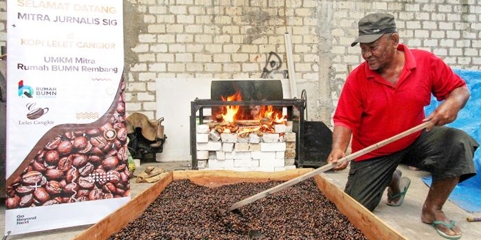 Seorang pekerja sedang mengolah kopi di UD Cangkir Rembang, Jawa Tengah. foto: ist.